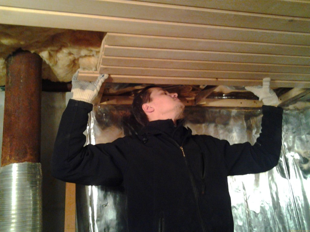 В утеплении потолка бани часто используется фольгированный материал.